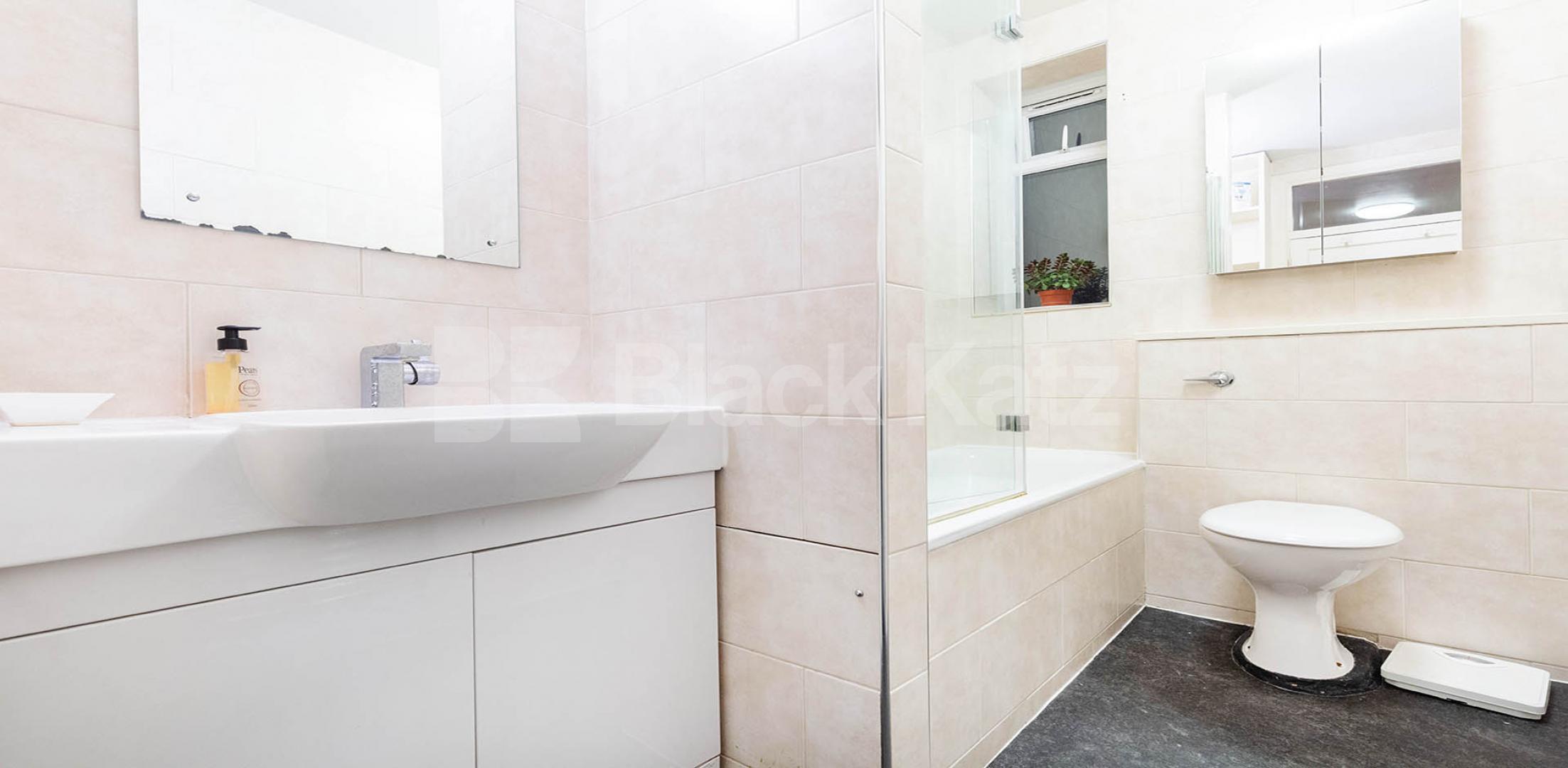 			2 Bedroom, 1 bath, 1 reception Flat			 Pentonville Road, ISLINGTON